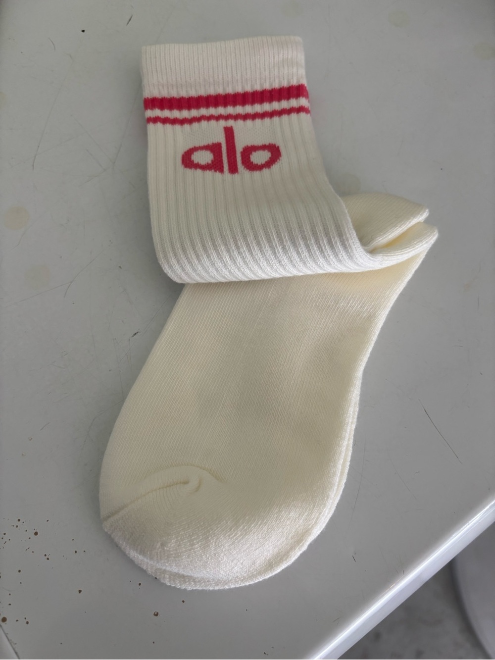ALO Yoga women Crew Socks in White with Pink Logo - Picture 2 of 2